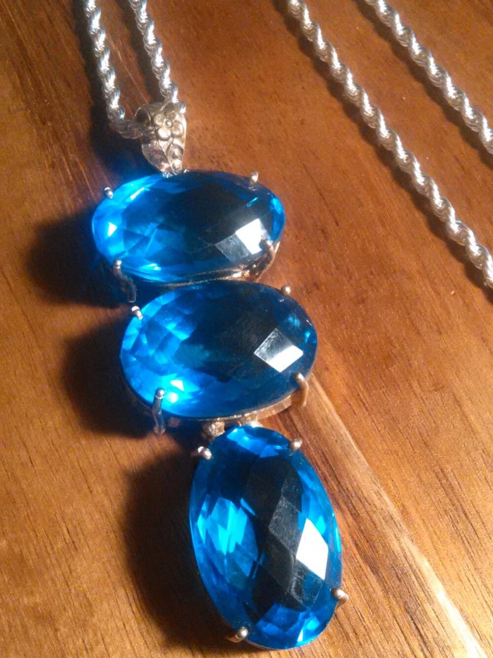 Multi-Faceted Blue Stone Pendant Necklace (22 Inch)